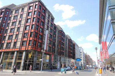 Berlin Almanya - 7 Haziran 2019: Kimliği belirsiz kişiler Friedrich alışveriş caddesi Berlin Almanya'yı ziyaret etti