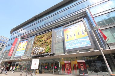 Berlin Almanya - 7 Haziran 2019: Kimliği belirsiz kişiler Galeria Lafayette alışveriş merkezi Friedrich alışveriş caddesi Berlin Almanya'yı ziyaret etti