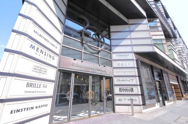 Berlin Almanya - 7 Haziran 2019: Friedrichstadt passagen alışveriş merkezi Berlin Almanya