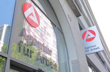 Berlin Almanya - 7 Haziran 2019: Berlin Almanya'da İş ajansı tabelası
