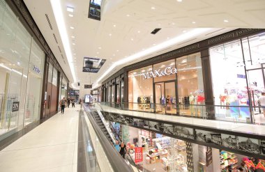 Berlin Almanya - 8 Haziran 2019: Kimliği belirsiz kişiler Mall of Berlin alışveriş merkezini ziyaret etti Berlin Almanya