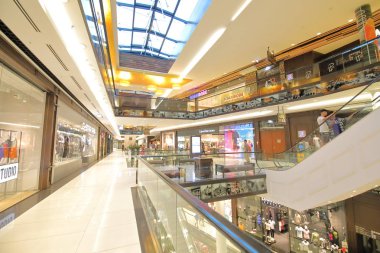 Berlin Almanya - 8 Haziran 2019: Kimliği belirsiz kişiler Mall of Berlin alışveriş merkezini ziyaret etti Berlin Almanya