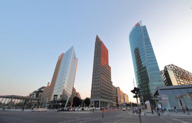 Berlin Almanya - 8 Haziran 2019: Kimliği belirsiz kişiler Potsdamer Platz Berlin Almanya'yı ziyaret etti