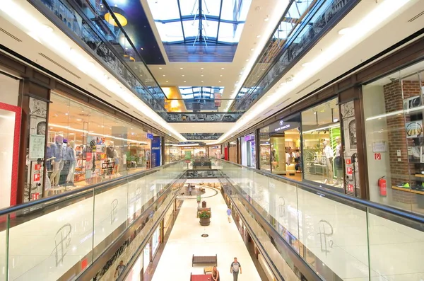 Berlín Alemania Junio 2019 Personas Identificadas Visitan Centro Comercial Mall — Foto de Stock