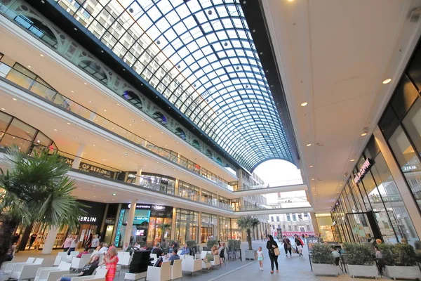 Berlin Alemanha Junho 2019 Pessoas Não Identificadas Visitam Shopping Center — Fotografia de Stock