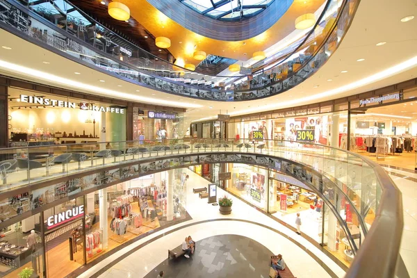 Berlin Almanya - 8 Haziran 2019: Kimliği belirsiz kişiler Mall of Berlin alışveriş merkezini ziyaret etti Berlin Almanya