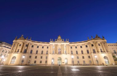 Berlin Almanya - 8 Haziran 2019: Humboldt üniversitesi kütüphanesi tarihi mimari Berlin Almanya
