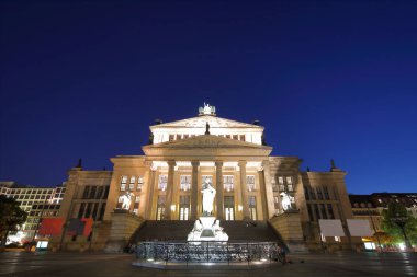 Gendarmenmarkt square plaza gece şehir manzarası Berlin Almanya