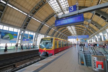 Berlin Almanya - 8 Haziran 2019: Kimliği belirsiz kişiler Friedrichstrasse tren istasyonunda seyahat Berlin Almanya