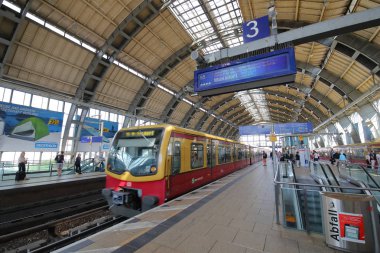 Berlin Almanya - 8 Haziran 2019: Kimliği belirsiz kişiler Friedrichstrasse tren istasyonunda seyahat Berlin Almanya