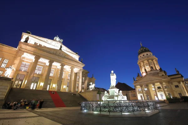 Gendarmenmarkt square plaza gece şehir manzarası Berlin Almanya
