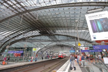 Berlin Almanya - 8 Haziran 2019: Berlin merkez tren istasyonunda kimliği belirsiz kişiler Berlin Merkez Tren İstasyonu Berlin Almanya'da seyahat