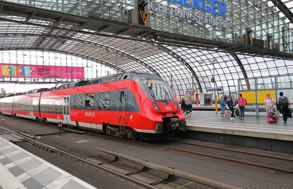 ベルリンドイツ 2019年6月8日 ベルリン中央駅で身元不明の人々がベルリン中央駅を走行 — ストック写真