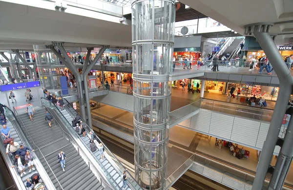 Berlin Allemagne Juin 2019 Des Personnes Non Identifiées Voyagent Gare — Photo