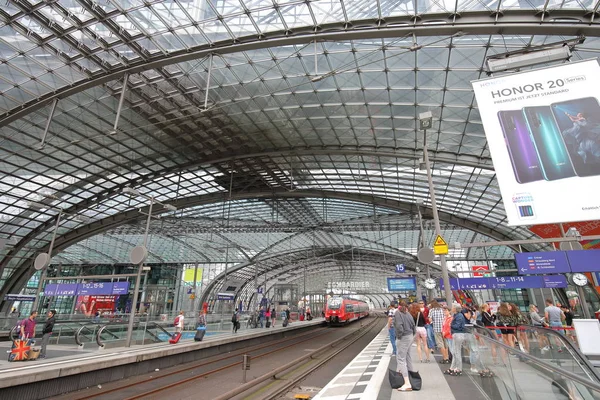 Berlin Almanya - 8 Haziran 2019: Berlin merkez tren istasyonunda kimliği belirsiz kişiler Berlin Merkez Tren İstasyonu Berlin Almanya'da seyahat