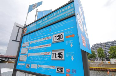 Berlin Almanya - 8 Haziran 2019: Spree nehir seyir bilgi kurulu Berlin Almanya
