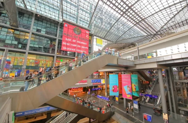 Berlin Almanya - 8 Haziran 2019: Berlin merkez tren istasyonunda kimliği belirsiz kişiler Berlin Merkez Tren İstasyonu Berlin Almanya'da seyahat