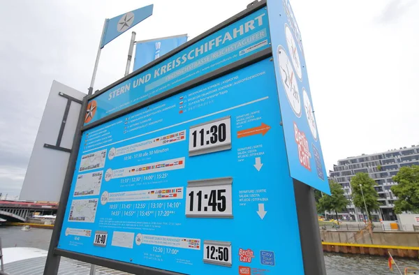 Berlin Almanya - 8 Haziran 2019: Spree nehir seyir bilgi kurulu Berlin Almanya