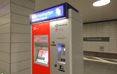 Berlin Almanya - 8 Haziran 2019: Tren bileti otomatı Berlin Almanya