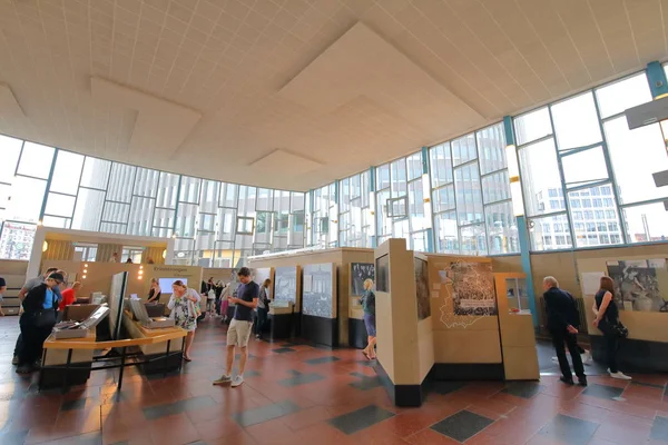 Berlin Tyskland Juni 2019 Uidentificerede Mennesker Besøger Tranenpalast Place Tears - Stock-foto