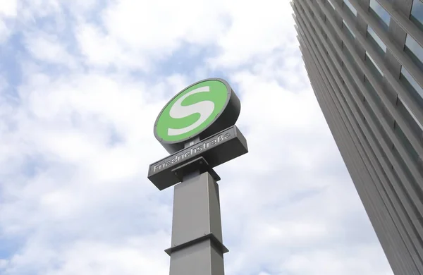 Berlín Alemania Junio 2019 Bahn Estación Tren Signo Berlín Alemania — Foto de Stock