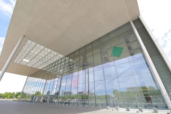 Berlin Almanya - 8 Haziran 2019: Kimliği belirsiz kişiler Paul Lobe House hükümet binasını ziyaret etti Berlin Almanya