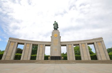 Sovyet Savaşı Anıtı Tiergarten Berlin Almanya