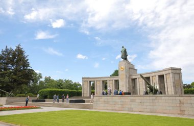 Berlin Almanya - 8 Haziran 2019: Berlin Almanya'da Sovyet Savaşı Anıtı Tiergarten