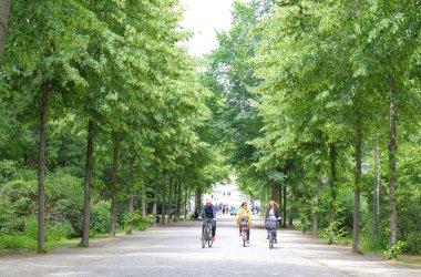 Berlin Almanya - 8 Haziran 2019: Berlin Almanya'daki Tiergarten park bahçelerini kimliği belirsiz kişiler ziyaret etti