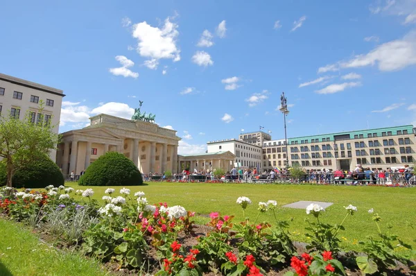 Berlín Alemania Junio 2019 Personas Identificadas Visitan Pariser Platz Plaza —  Fotos de Stock