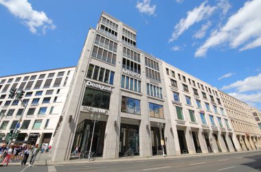 Berlin Almanya - 8 Haziran 2019: Kimliği belirsiz kişiler Mall of Berlin alışveriş merkezini ziyaret etti Berlin Almanya