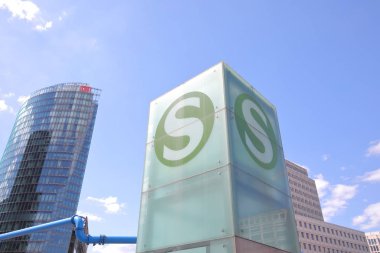 Berlin Almanya - 8 Haziran 2019: S bahn tren istasyonu Berlin Almanya'yı imzaladı