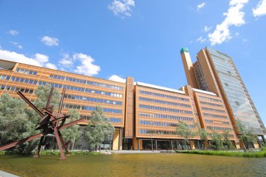 Berlin Almanya - 8 Haziran 2019: Potsdamer Platz Piano lake cityscape Berlin Germany