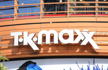 Berlin Almanya - 8 Haziran 2019: Tk Maxx giyim mağazası tabelası