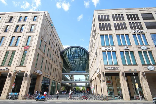 Berlin Alemanha Junho 2019 Pessoas Não Identificadas Visitam Centro Comercial — Fotografia de Stock