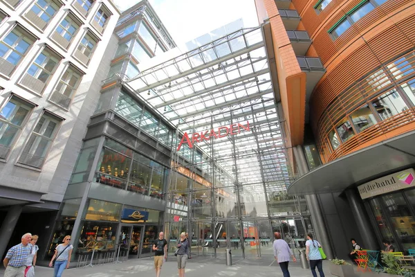 Berlín Alemania Junio 2019 Personas Identificadas Visitan Centro Comercial Arkaden —  Fotos de Stock