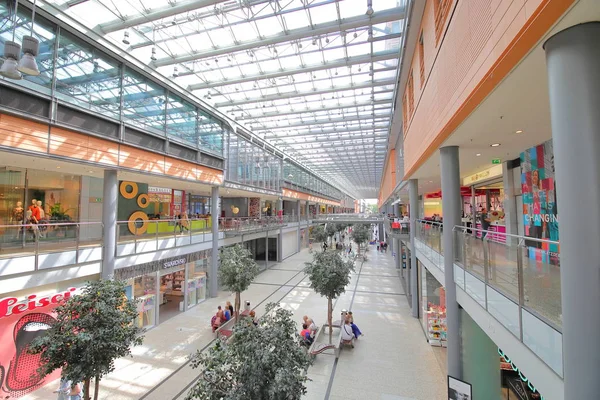 Berlin Alemanha Junho 2019 Pessoas Não Identificadas Visitam Shopping Arkaden — Fotografia de Stock