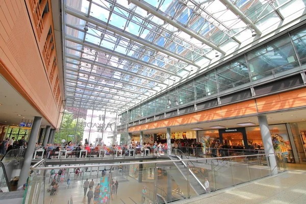 Berlin Almanya - 8 Haziran 2019: Kimliği belirsiz kişiler Arkaden alışveriş merkezini ziyaret etti Berlin Almanya