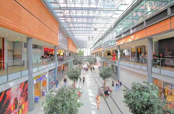 Berlin Almanya - 8 Haziran 2019: Kimliği belirsiz kişiler Arkaden alışveriş merkezini ziyaret etti Berlin Almanya