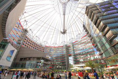 Berlin Almanya - 8 Haziran 2019: Kimliği belirsiz kişiler Sony Centre Potsdamer Platz plaza alışveriş merkezini ziyaret etti Berlin Almanya