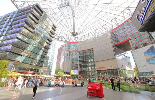 Berlin Almanya - 8 Haziran 2019: Kimliği belirsiz kişiler Sony Centre Potsdamer Platz plaza alışveriş merkezini ziyaret etti Berlin Almanya