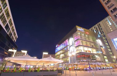 Berlin Almanya - 9 Haziran 2019: Kimliği belirsiz kişiler Alexanderplatz meydanı Berlin Almanya'yı ziyaret etti