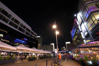 Berlin Almanya - 9 Haziran 2019: Kimliği belirsiz kişiler Alexanderplatz meydanı Berlin Almanya'yı ziyaret etti