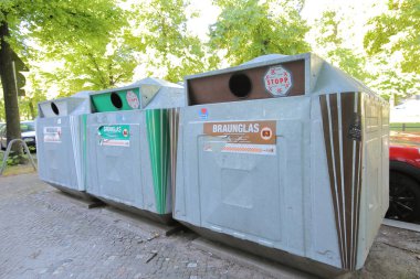 Berlin Almanya - 9 Haziran 2019: Umumi çöp kutusu Berlin Almanya