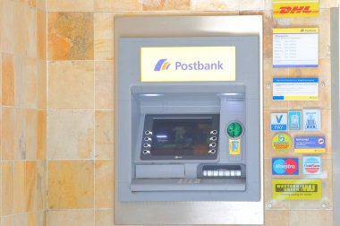Berlin Almanya - 9 Haziran 2019: Postbank Atm nakit dispenseri Almanya