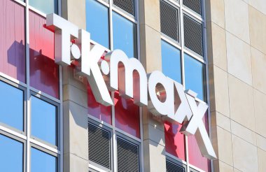 Berlin Almanya - 9 Haziran 2019: Tk Maxx giyim mağazası tabelası