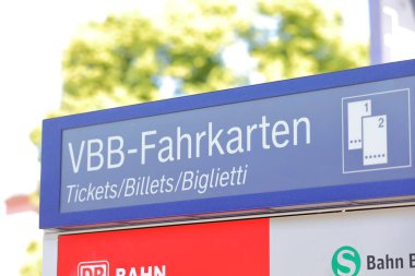 Berlin Almanya - 9 Haziran 2019: Db tren bileti otomatı Berlin Almanya