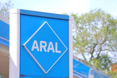 Berlin Almanya - 9 Haziran 2019: Aral benzin istasyonu Berlin Almanya