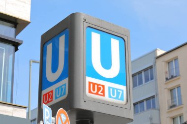 Berlin Almanya - 9 Haziran 2019: U bahn tren istasyonu Berlin Almanya'yı imzaladı