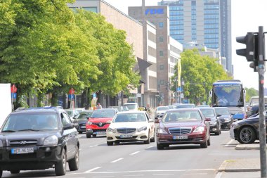 Berlin Almanya - 9 Haziran 2019: Berlin Almanya şehir merkezinde sokak trafiği